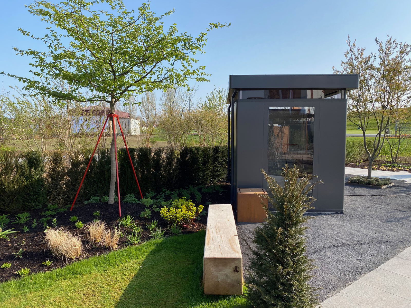 Gärten von Kreuz Garten- und Landschaftsbau, LHG Gärten und Stanka Landschaftsarchitektur finden sich am gesamten Niederrhein, Krefeld, Kempen, Nettetal, Viersen, Duisburg, Kerken, Issum, Rheinberg, Alpen, Moers, Rheinhausen, Duisburg, Mülheim, Meerbusch, Schwalmtal, Grefrath, Tönisvorst, Hüls, Kaarst, Neuss, Duisburg, sowie Düsseldorf und Mettmann.